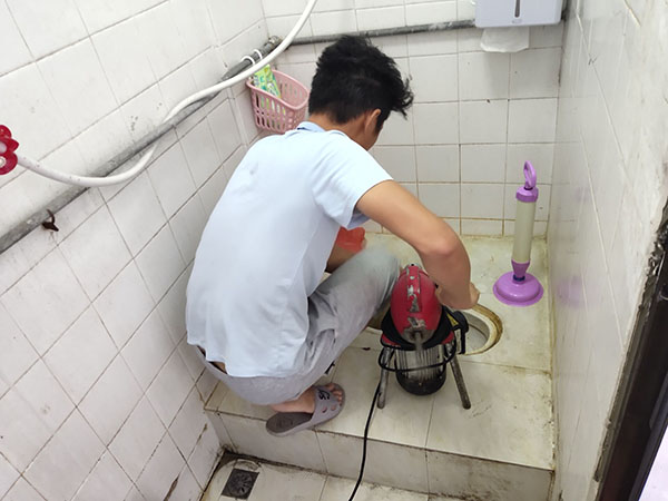 潜江管道堵塞冒臭气 专业师傅现场解决问题