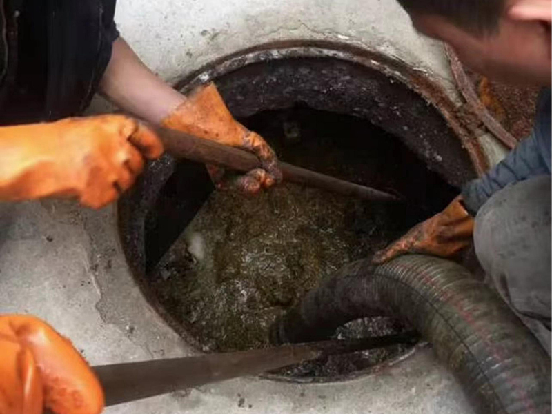 潜江清理化粪池时如何避免沼气的危害？